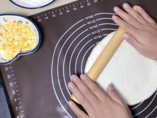 10、培根火腿披萨,擀成中间薄边缘厚的薄面饼