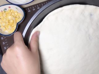 12、培根火腿披萨,放入饼坯整形