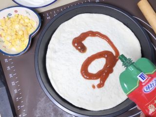 13、培根火腿披萨,在饼皮上用叉子扎一些小眼涂上披萨酱