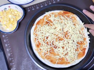 14、培根火腿披萨,撒一层芝士