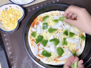 15、培根火腿披萨,放配菜