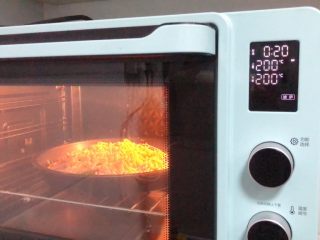 18、培根火腿披萨,预热好的烤箱中层200度20分钟