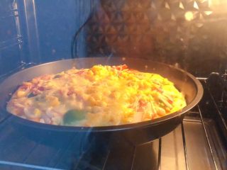 19、培根火腿披萨,芝士在慢慢融化~