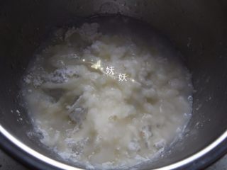 1、红糖烫面千层饼,将开水倒入面粉中，我只做了100克面粉的量，足够孩子吃了，用量多的可以自行添加。