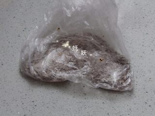 5、红糖烫面千层饼,装入保鲜袋，用擀面杖擀细，擀均匀，不然等下包的时候糖会变的太稀。