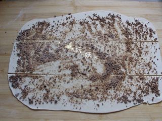 8、红糖烫面千层饼,撒上红糖。如图切上四刀。