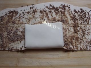 10、红糖烫面千层饼,然后翻到中间。