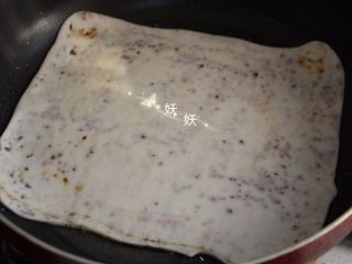 15、红糖烫面千层饼,平底锅抹适量的油，中小火烧热，放饼下去煎。