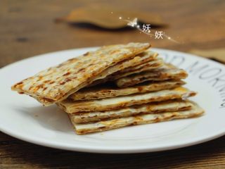 16、红糖烫面千层饼,两面煎熟，切开就好了。