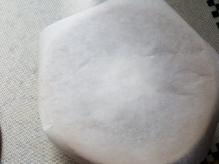 6、 天然酵种割口欧包,铺一层烘焙纸在上面