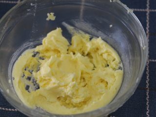 4、红茶燕麦椰丝球,黄油软化好后，加入砂糖，用电动打蛋器打发一下，状态是颜色变白，变得有点蓬松就可以了，不要过度打发哦