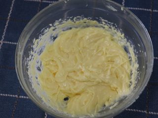 6、红茶燕麦椰丝球,用电动打蛋器打发均匀，没有油水分离就可以了，也是不要过度打发哦