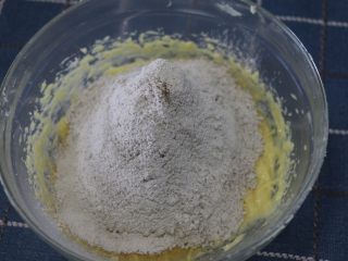 7、红茶燕麦椰丝球,筛入之前混合的粉