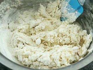 3、黑椒火腿肠面包,搅拌成絮状。