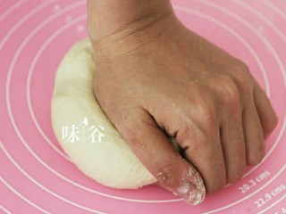 4、黑椒火腿肠面包,开启不到手抽筋不罢休的揉面模式，揉到稍微起筋的时候加入融化了的黄油继续揉，揉到可以拉出膜为止。