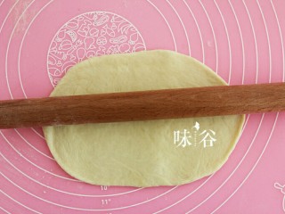 8、黑椒火腿肠面包,取一个擀成椭圆形。