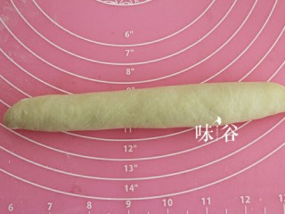 9、黑椒火腿肠面包,卷起。