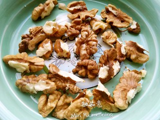 1、中式点心+全麦核桃酥,核桃仁放微波炉高火加热1分钟至熟取出