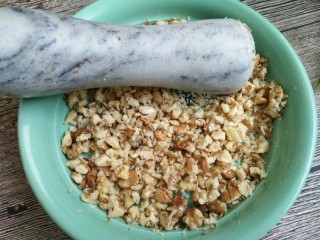 2、中式点心+全麦核桃酥,晾凉后用捣蒜器压碎，想吃颗粒状的不要完全压的太细了