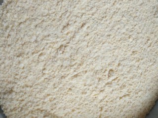 5、中式点心+全麦核桃酥,玉米粉，全麦粉，低筋粉，泡打粉苏打粉称量好混合均匀