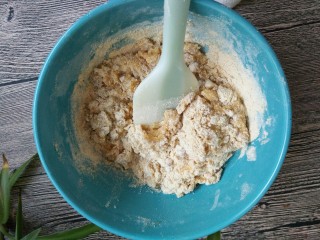 7、中式点心+全麦核桃酥,用铲子切拌匀，不可画圈揉