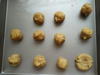 9、中式点心+全麦核桃酥,分成20克一个的小圆球，団成的形状，而不能揉