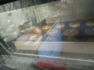 11、中式点心+全麦核桃酥,放入预热好的烤箱：中层170度20分钟