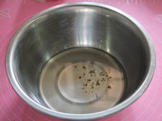 2、桃酥,猪油放凉，倒入盆中（每次做桃酥前，我都买猪肥肉，自己炒出猪油），备用。