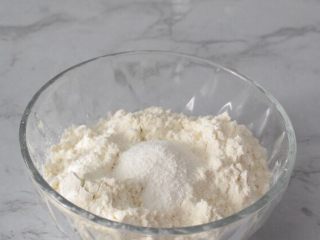 2、低脂软曲奇,低筋面粉中加入泡打粉