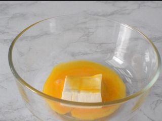 4、低脂软曲奇,嫩豆腐加入鸡蛋液