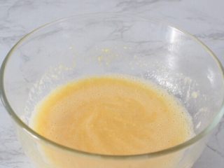 6、低脂软曲奇,用手动打蛋器打至无颗粒状