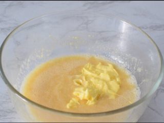 7、低脂软曲奇,加入软化的黄油