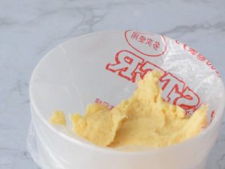 11、低脂软曲奇,裱花袋中装入裱花嘴，再把面糊装入裱花袋中