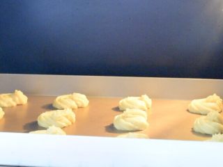 13、低脂软曲奇,放入烤箱中层，上下火150度，烤15分钟