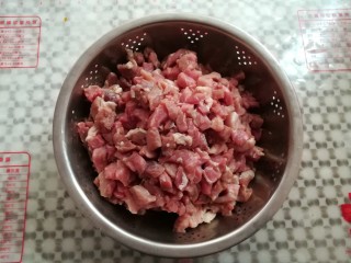 1、自制脆皮肠,猪肉去皮切成小块