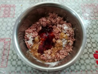 3、自制脆皮肠,除红曲粉外的调料全部放进肉沫里简单混合