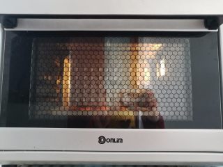 14、自制脆皮肠, 烤箱预热好以后上火130度，下火160度烤5分钟