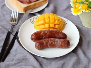 15、自制脆皮肠,搭配面包和水果，就是营养早餐