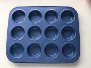 2、馄饨皮蛋奶挞,再准备一个12格蛋糕模具