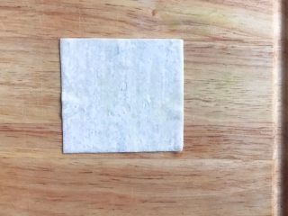 3、馄饨皮蛋奶挞,取一张馄饨皮