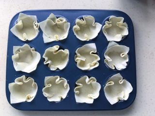 5、馄饨皮蛋奶挞,依次放入模具内备用