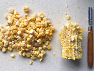 6、馄饨皮蛋奶挞,把玉米粒取下
