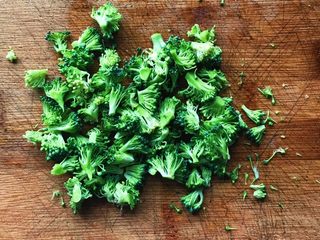 7、馄饨皮蛋奶挞,西兰花切成小粒