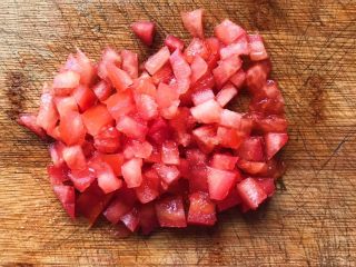 8、馄饨皮蛋奶挞,西红柿也切成小丁