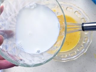 11、馄饨皮蛋奶挞,倒入牛奶拌匀