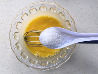 10、馄饨皮蛋奶挞,加入一勺白糖搅拌均匀