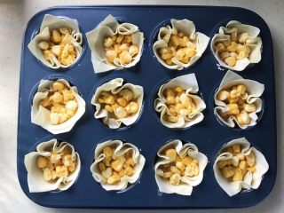 13、馄饨皮蛋奶挞,首先放入适量玉米粒