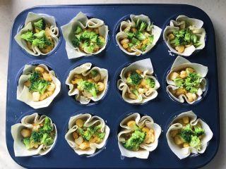 14、馄饨皮蛋奶挞,再放入西兰花