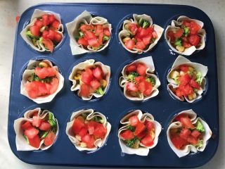 15、馄饨皮蛋奶挞,西红柿丁也放上