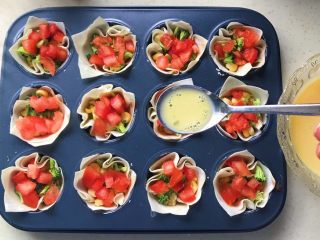 16、馄饨皮蛋奶挞,依次加入蛋奶